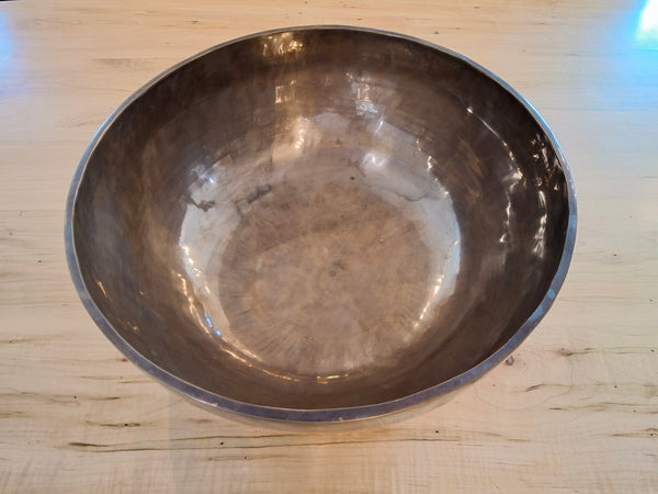 Bowl 931: 17"  Plain Foot Himalayan Singing Bowl 70 HZ C#2+18